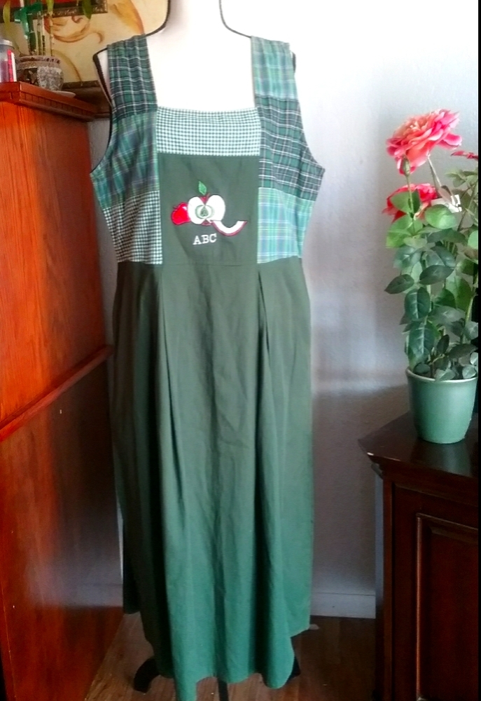 Vintage women's TWO TWENTY jumper dress.